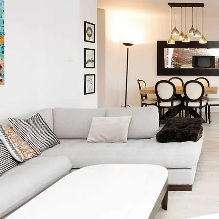 Superb 3bdr-6p Family Flat In *